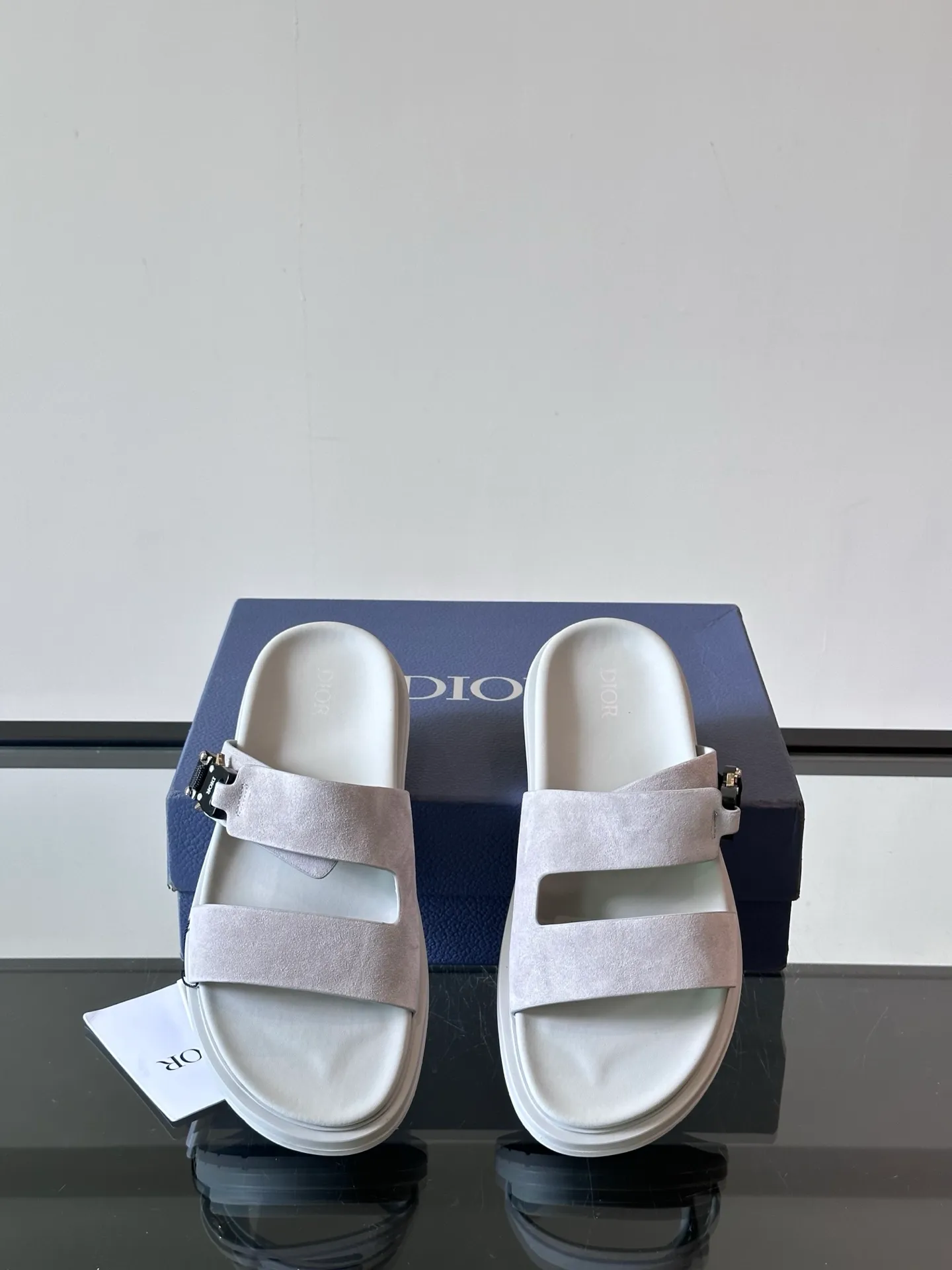 Factory price: 300💰Dior Aqua men's sandals and slippers. Showcasing Dior haute couture design. The Dior gray suede strap is accented with an aluminum Dior buckle for added style. Paired with a comfortable tonal notch sole, they pair easily with shorts or jeans for a sophisticated look. Main body: suede cow leather, technical fabric lining: cow leather, with adjustable straps, aluminum Dior buckle, Dior gray EVA insole, tonal notch rubber outsole splicing structure👌👌 size: 38-44 (45.46 customized)